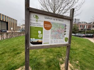 Poort naar de Veluwe bord. Op weg naar de Molenplaats in Sonsbeek te Arnhem